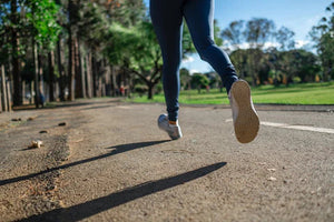 Can I run with flat feet?